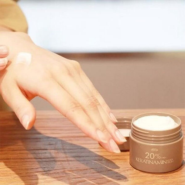 Chứa chất keratin amine dưỡng ẩm da, bảo vệ chất sừng để da bạn không còn khô ngứa đau đớn khi bị á sừng