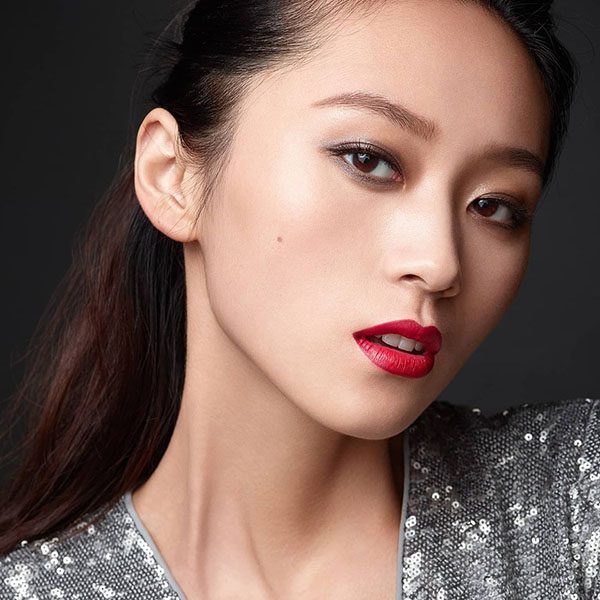 Chứa nhiều tinh chất dưỡng giúp bờ môi đủ ẩm, mịn màng và gợi cảm hơn