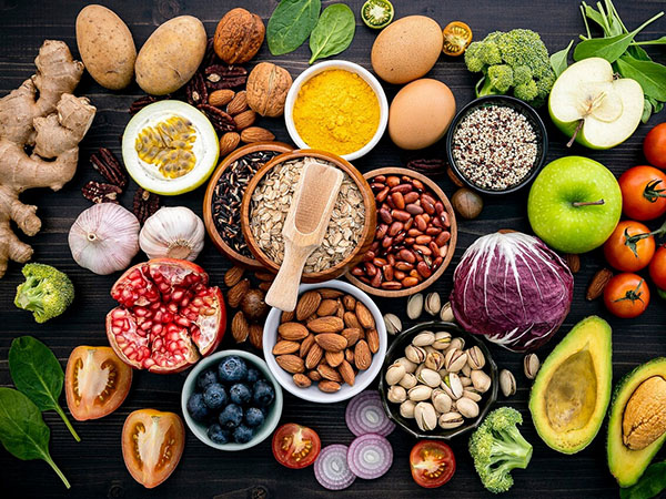 Bạn nên uống vitamin E kèm theo chế độ ăn cân đối và đủ dinh dưỡng, nhiều rau và trái cây